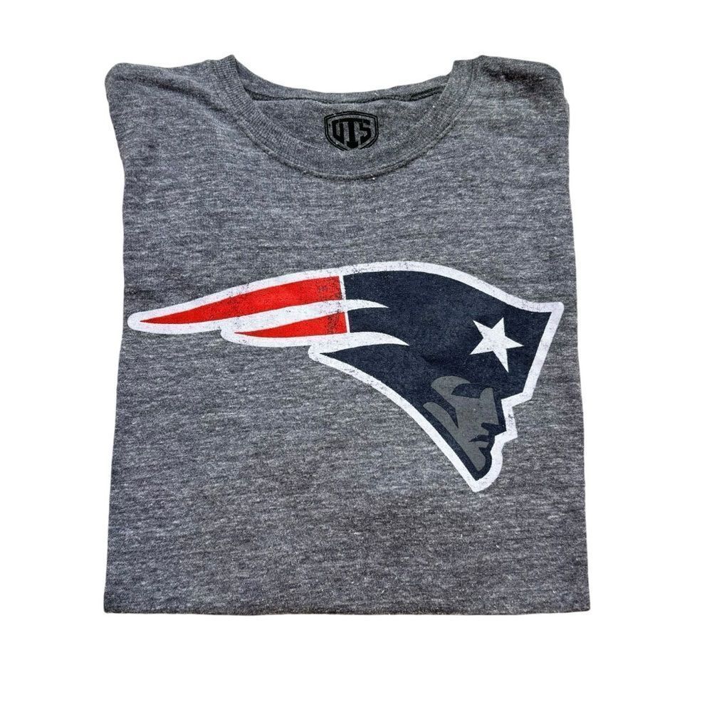 Brand new with Tags Men’s UTS NFL Patriots Heather Grey Short Sleeve Shirt Large